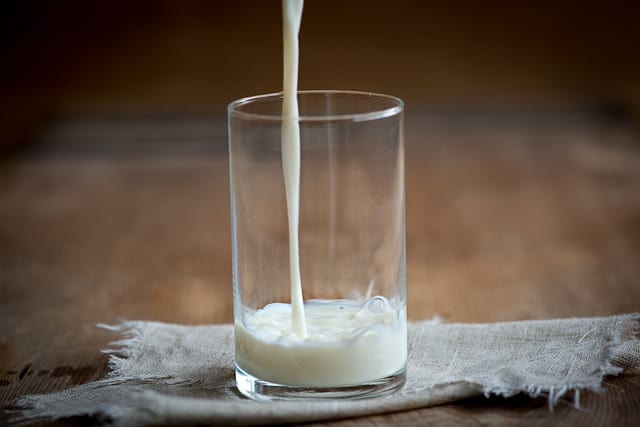 Si eres una persona con alergia a la leche debes evitar su consumo